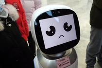 Đang khẩu chiến, robot hoang mang vì sợ bị bà lão "đụng tay chân"
