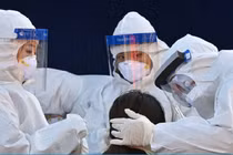 Hàn Quốc bên bờ vực "vỡ trận" vì chủ quan với Covid-19