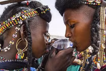 Kỳ lạ bộ tộc có lễ hội phụ nữ vẫn được chọn trai đẹp vui vẻ 7 ngày