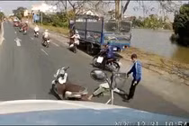 Video: Chặn container để “ăn vạ”, người đàn ông bị lôi vào lề đường