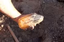 Phát hiện đá lạ khi làm nhà, chàng trai phát tài sau một đêm