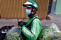 Những chàng trai trẻ, 'tay xách nách mang' lượn khắp phố Sài Gòn vắng lạ