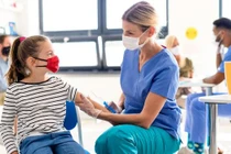 Làm gì khi trẻ gặp phản ứng sau tiêm vaccine COVID-19?