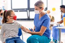 Làm gì khi trẻ gặp phản ứng sau tiêm vaccine COVID-19?