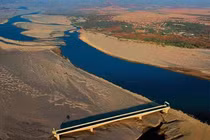 "Dòng sông hung dữ" Amazon khiến không cây cầu nào được bắc qua