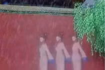 Tốp cung nữ bất ngờ xuất hiện trên tường Tử Cấm Thành rồi biến mất? 