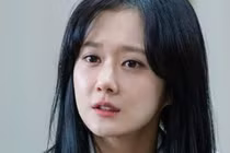 Giặt đồ giúp vợ, tôi chết điếng khi thấy vật lạ trong túi áo