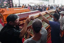 Cháy nhà ở Thủ Đức, gia đình 6 người tử vong: Người thân ngã quỵ trước quan tài