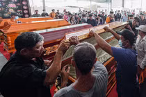 Cháy nhà ở Thủ Đức, gia đình 6 người tử vong: Người thân ngã quỵ trước quan tài