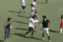 Video: Cầu thủ đánh nhau như phim hành động khiến trọng tài bỏ chạy