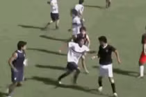 Video: Cầu thủ đánh nhau như phim hành động khiến trọng tài bỏ chạy