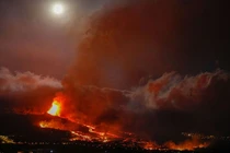 Núi lửa phun trào ở Tây Ban Nha: Dấy lên lời đồn tận thế? 