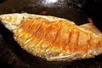 Ướp cá với thứ này, rán kiểu gì cũng vàng giòn