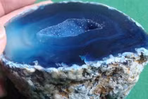 Bổ đôi viên đá nhặt được, ông lão bủn rủn thấy thứ bên trong