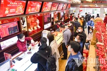 Chọn vàng miếng tích sản, dân chen chân đi mua trước ngày vía Thần Tài