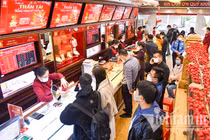Chọn vàng miếng tích sản, dân chen chân đi mua trước ngày vía Thần Tài