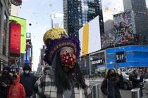 Hai bức tranh đón năm mới trái ngược trên thế giới