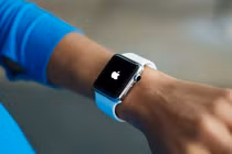 Apple "xuống nước" nhận sửa chữa miễn phí Apple Watch lỗi sạc pin