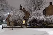 Làng quê nước Anh phủ tuyết đẹp như trong truyện cổ tích