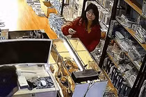 Video: Cô gái vô tư thả điện thoại vào bể cá và lý do bất ngờ