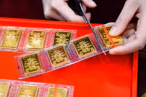 Giá vàng hôm nay 14/7: Lịch sử 20 năm có 1 lần, vàng lao dốc xuống đáy