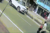 Video: Cụ ông may mắn thoát chết dù dừng trúng điểm mù xe ben