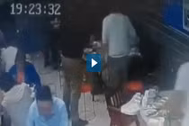 Video: Lửa bùng lên khi người đàn ông hút thuốc trong nhà hàng