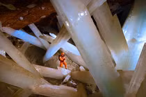 Khám phá hang động pha lê khổng lồ như của hành tinh khác