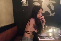 Nữ game thủ thả rông vòng một trong nhà hàng gây nhức mắt