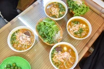 Quán bánh canh 'siêu đông' ở Hà Nội có gì hot?