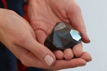 Cận cảnh kim cương đen 160 tỷ mang nửa dòng máu "ngoài hành tinh" 