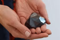 Cận cảnh kim cương đen 160 tỷ mang nửa dòng máu "ngoài hành tinh" 