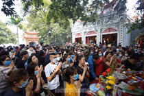 Người dân Thủ đô chen chân đi lễ Phủ Tây Hồ ngày đầu tháng 11 âm lịch