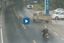 Video: Xe ba bánh lao ra đường gây tai nạn cho xe máy