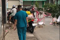 Phẫn nộ nhóm người lao xe qua rào cách ly