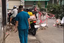 Phẫn nộ nhóm người lao xe qua rào cách ly