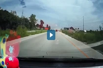 Video : Xe bán tải mất lái lao sang làn ngược chiều