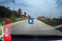 Video : Xe bán tải mất lái lao sang làn ngược chiều