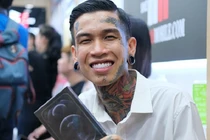 Dàn sao Việt “chen nhau” với người dân xếp hàng mua iPhone 12 