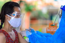 Yêu cầu tiêm phủ mũi 1 cho người trên 18 tuổi ở miền Nam trong 5 ngày