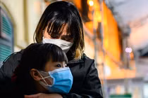 Người nhà đưa thi thể bé gái bị đóng đinh vào đầu đi hỏa táng