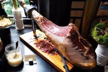 Đổi vị Tết, cỗ chính tôm hùm Úc, nhâm nhi đùi lợn Tây Ban Nha