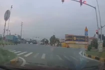 Video: Chở thanh niên vượt đèn đỏ, cô gái lao thẳng vào container