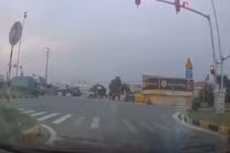 Video: Chở thanh niên vượt đèn đỏ, cô gái lao thẳng vào container