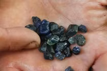 Đau đớn giẫm phải thủy tinh, nhặt lên mới biết là kho báu khủng