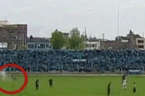 Video: Kinh hoàng khoảnh khắc cầu thủ bị sét đánh gục ngay trên sân