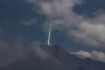 Tia sáng xanh chiếu xuống đỉnh núi... dấu hiệu của người ngoài hành tinh?