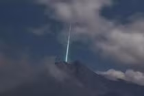 Tia sáng xanh chiếu xuống đỉnh núi... dấu hiệu của người ngoài hành tinh?