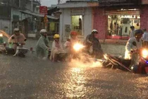 Mưa như trút nước, Sài Gòn lại ngập kinh hoàng