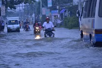 Đường Sài Gòn ngập trong biển nước vì triều cường đạt đỉnh